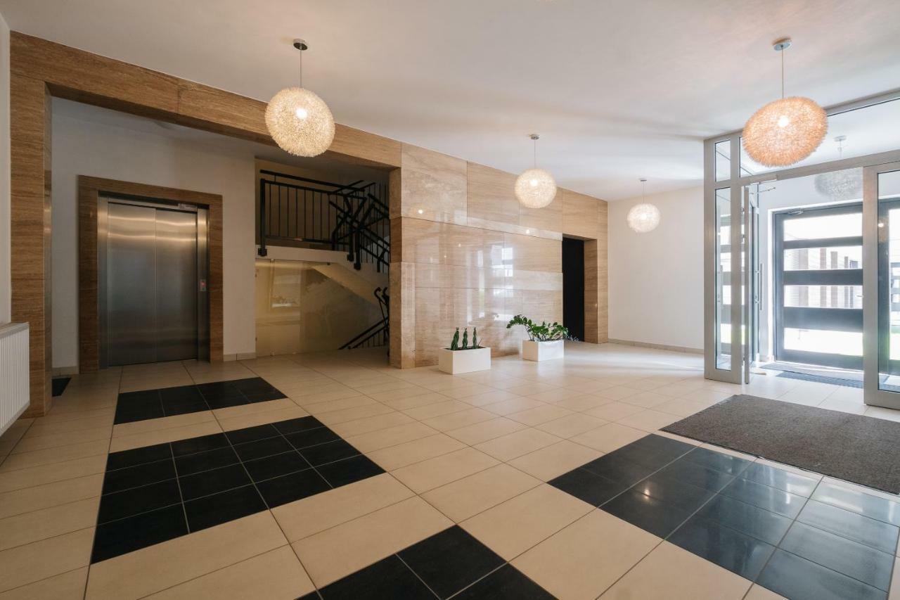 Modern Apartment Across The Ponds Варшава Екстер'єр фото